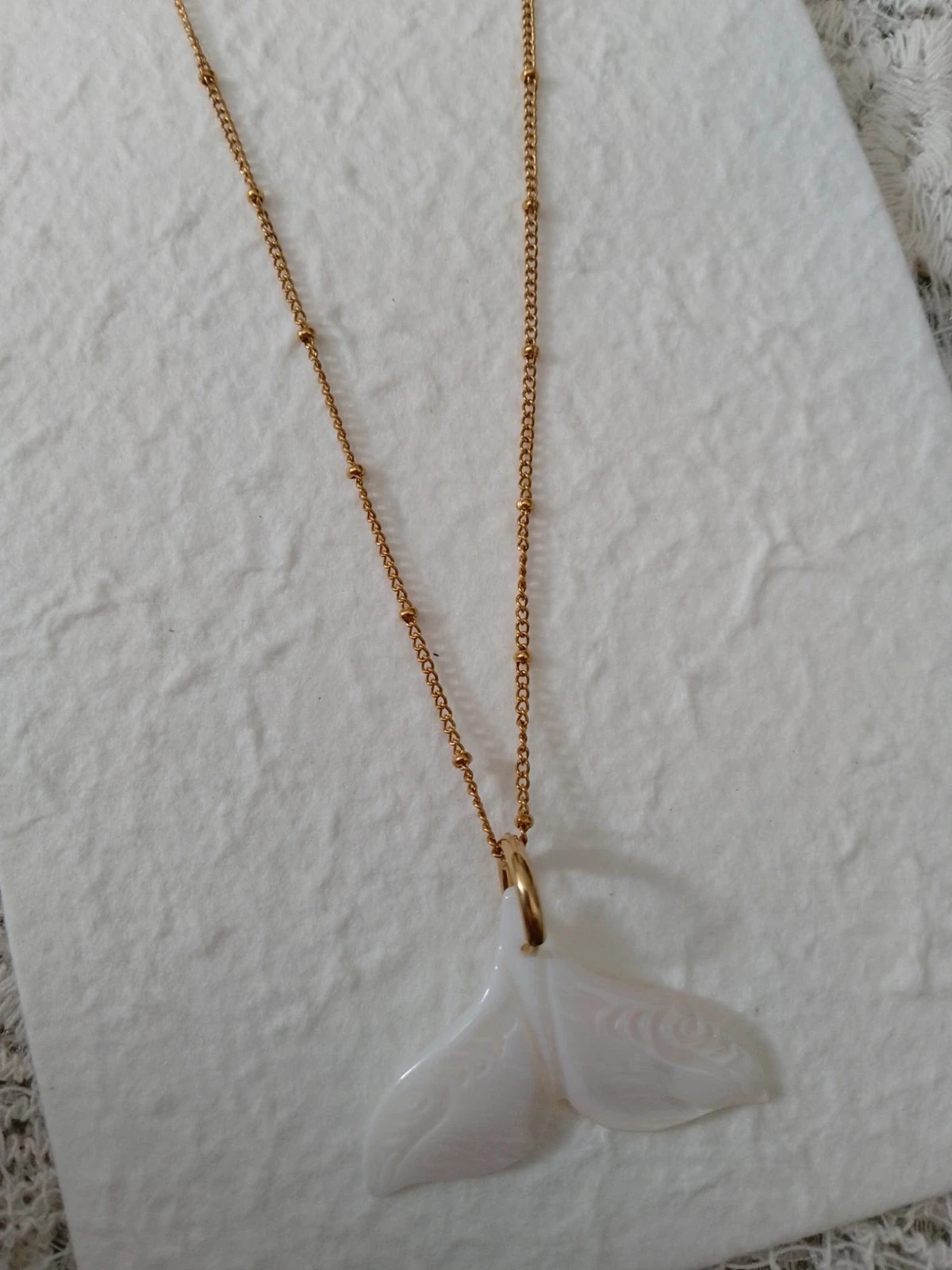 Satelliet ketting met natuurlijke witte acrylwalvisstaart/zeemeermin hanger – photo 4